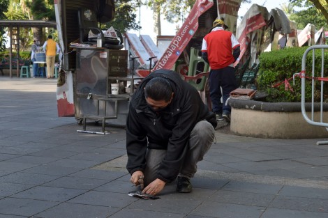 Como ya es tradición desde hace años, en el Día de los Santos Inocentes, boleros del parque Juárez realizaron la  broma de la cartera con dinero clavada en el piso,  la cual varios paseantes inocentes intentaron levantar.