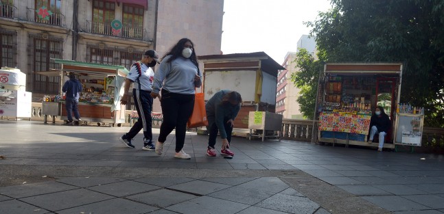 Como ya es tradición desde hace años, en el Día de los Santos Inocentes, boleros del parque Juárez realizaron la  broma de la cartera con dinero clavada en el piso,  la cual varios paseantes inocentes intentaron levantar.