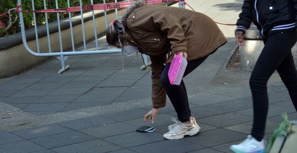 Como ya es tradición desde hace años, en el Día de los Santos Inocentes, boleros del parque Juárez realizaron la  broma de la cartera con dinero clavada en el piso,  la cual varios paseantes inocentes intentaron levantar.