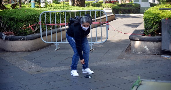 Como ya es tradición desde hace años, en el Día de los Santos Inocentes, boleros del parque Juárez realizaron la  broma de la cartera con dinero clavada en el piso,  la cual varios paseantes inocentes intentaron levantar.