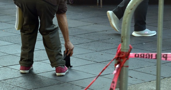 Como ya es tradición desde hace años, en el Día de los Santos Inocentes, boleros del parque Juárez realizaron la  broma de la cartera con dinero clavada en el piso,  la cual varios paseantes inocentes intentaron levantar.
