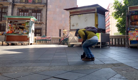 Como ya es tradición desde hace años, en el Día de los Santos Inocentes, boleros del parque Juárez realizaron la  broma de la cartera con dinero clavada en el piso,  la cual varios paseantes inocentes intentaron levantar.