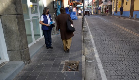 Completamente en el abandono luce la calle de Felipe Carrillo Puerto más conocida por la zona de bares, esto luego de que la actual administración no le da mantenimiento  a las balaustrada y las tapas de registro de agua.