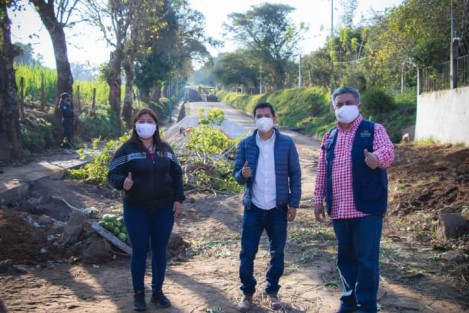 Durante recorrido de supervisión de obra, el Alcalde Mario Chama; la Secretaria del Ayuntamiento, Trinidad Martínez Larios y el Director de Obras, Alberto Lucas Marín sostuvieron reunión con vecinos, con quienes se trataron pormenores de la construcción de las obras en Texin.