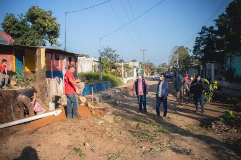 Durante recorrido de supervisión de obra, el Alcalde Mario Chama; la Secretaria del Ayuntamiento, Trinidad Martínez Larios y el Director de Obras, Alberto Lucas Marín sostuvieron reunión con vecinos, con quienes se trataron pormenores de la construcción de las obras en Texin.