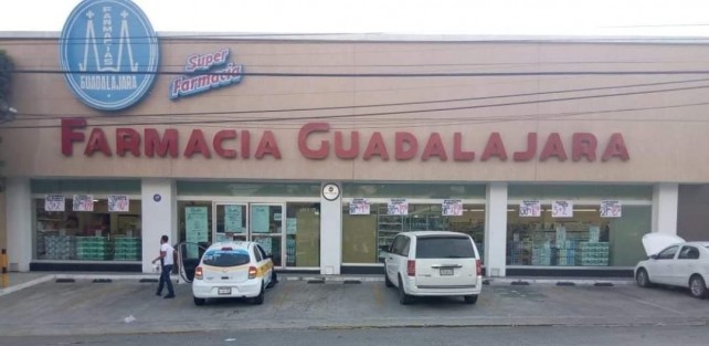 Dos hombres armados asaltaron la tarde de este miércoles una sucursal de Farmacias Guadalajara en la ciudad de Córdoba; Los empleados dijeron que dos hombres llegaron hasta la caja principal y a punta de pistola les exigieron el dinero, para después huir con dirección hacia Peñuela. 