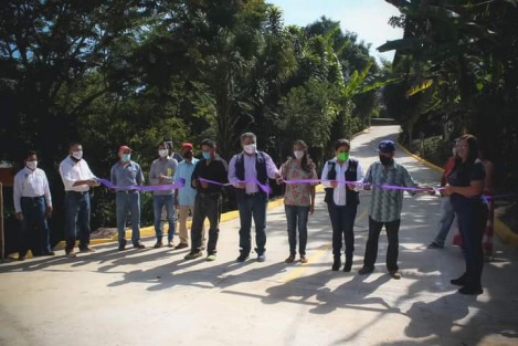 El H. Ayuntamiento de Teocelo cerró el año con intensa jornada de trabajo en beneficio de la población teocelana. el Alcalde Mario Chama Díaz, llevó a cabo la inauguración de la Segunda Etapa de Rehabilitación de Drenaje Sanitario y Concreto Hidráulico en la Calle José Melgoza de la Comunidad de Monte Blanco; además junto con la Síndica Municipal, Zayra del Carmen Martínez Andrade y la Secretaria del Ayuntamiento, Trinidad Martínez Larios, llevaron a cabo el Banderazo de inicio del operativo de Seguridad de fin de año. 