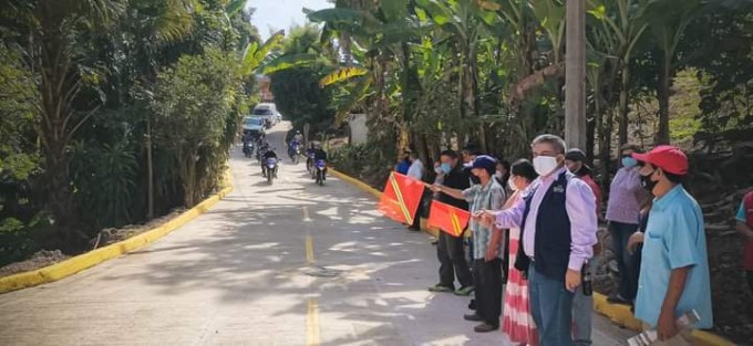 El H. Ayuntamiento de Teocelo cerró el año con intensa jornada de trabajo en beneficio de la población teocelana. el Alcalde Mario Chama Díaz, llevó a cabo la inauguración de la Segunda Etapa de Rehabilitación de Drenaje Sanitario y Concreto Hidráulico en la Calle José Melgoza de la Comunidad de Monte Blanco; además junto con la Síndica Municipal, Zayra del Carmen Martínez Andrade y la Secretaria del Ayuntamiento, Trinidad Martínez Larios, llevaron a cabo el Banderazo de inicio del operativo de Seguridad de fin de año. 