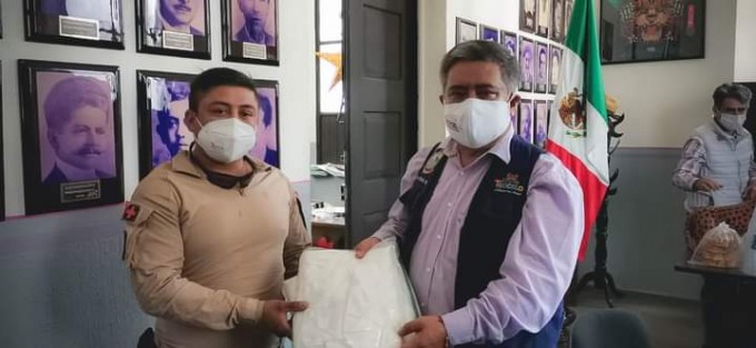 -Siendo Prioridad la Seguridad de los trabajadores del ayuntamiento de Teocelo, el Alcalde Mario Chama Díaz hizo entrega de trajes Tyvek, (aislante de sustancias corporales para Covid19), al Director de Protección Civil del municipio, Sergio Sánchez Calte, con el objetivo de brindar las herramientas necesarias para el buen desarrollo de sus labores y atención que requiera la ciudadanía teocelana en situaciones de emergencia. 