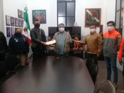Saldo blanco en el  fin de año e inicio de año 2021, como resultado del operativo de seguridad municipal en Teocelo, en coordinación con Policía Estatal,  Fuerza Civil y Protección Civil Regional. El Inspector de la Policía Municipal, Serafín Batiza Avelar y el  Director de Protección  Civil Teocelo, Sergio Sánchez Calte, entregaron el parte informativo al alcalde Mario Antonio Chama Díaz.