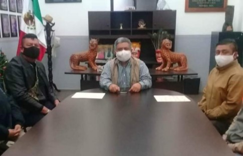 Saldo blanco en el fin de año e inicio de año 2021, como resultado del operativo de seguridad municipal en Teocelo, en coordinación con Policía Estatal, Fuerza Civil y Protección Civil Regional. El Inspector de la Policía Municipal, Serafín Batiza Avelar y el Director de Protección Civil Teocelo, Sergio Sánchez Calte, entregaron el parte informativo al alcalde Mario Antonio Chama Díaz.