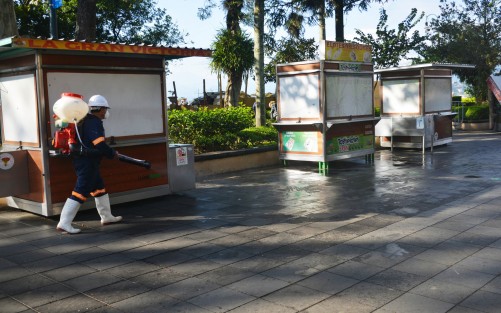 Desde temprana hora de este lunes, personal de protección civil sanitiza el parque Juárez de la ciudad de Xalapa.