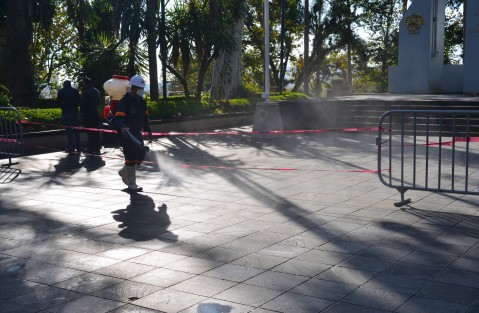 Desde temprana hora de este lunes, personal de protección civil sanitiza el parque Juárez de la ciudad de Xalapa.