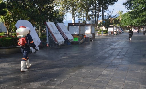 Desde temprana hora de este lunes, personal de protección civil sanitiza el parque Juárez de la ciudad de Xalapa.
