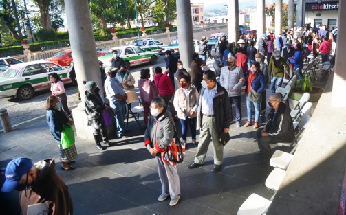 Con largas filas y con la nuevas reglas de sana distancia comenzó el cobro del impuesto predial en el palacio municipal de Xalapa. En la entrada principal es donde más se aglomeran las personas.