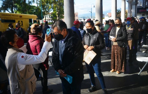 Con largas filas y con la nuevas reglas de sana distancia comenzó el cobro del impuesto predial en el palacio municipal de Xalapa. En la entrada principal es donde más se aglomeran las personas.