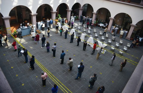 Con largas filas y con la nuevas reglas de sana distancia comenzó el cobro del impuesto predial en el palacio municipal de Xalapa. En la entrada principal es donde más se aglomeran las personas.
