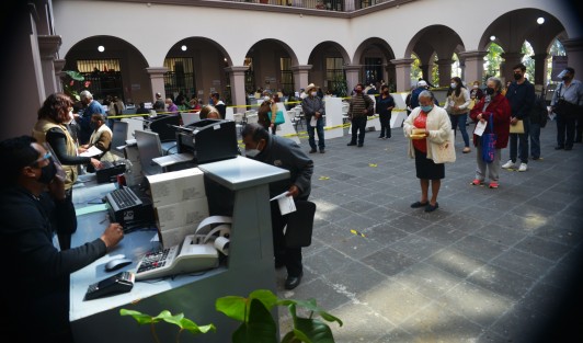 Con largas filas y con la nuevas reglas de sana distancia comenzó el cobro del impuesto predial en el palacio municipal de Xalapa. En la entrada principal es donde más se aglomeran las personas.