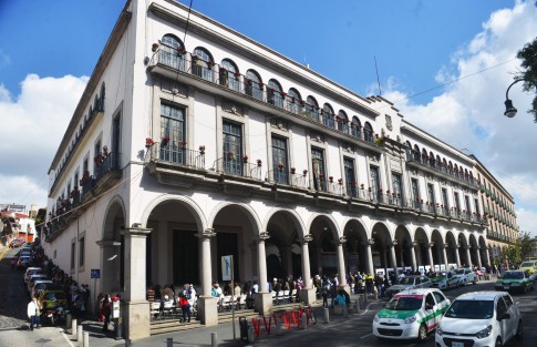Ya más tarde la gente se siguió acumulando afuera de Palacio Municipal, esto ante los nulos intentos de conservar la sana distancia  y falta de promoción de otros puntos de pago del predial.
