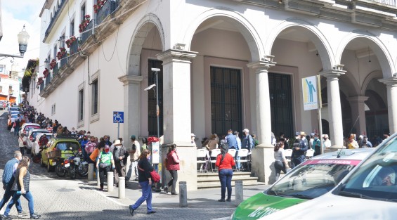 Ya más tarde la gente se siguió acumulando afuera de Palacio Municipal, esto ante los nulos intentos de conservar la sana distancia  y falta de promoción de otros puntos de pago del predial.