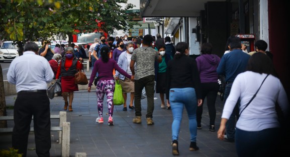 Mucha gente haciendo pagos, retiros y hasta empeños, se pudo ver en las calles del centro de Xalapa; esto a pesar de que las autoridades de Salud insisten en salir a lo más necesario. 