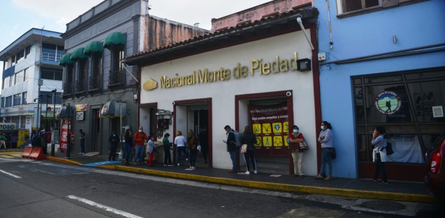 Mucha gente haciendo pagos, retiros y hasta empeños, se pudo ver en las calles del centro de Xalapa; esto a pesar de que las autoridades de Salud insisten en salir a lo más necesario. 
