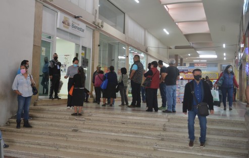 Mucha gente haciendo pagos, retiros y hasta empeños, se pudo ver en las calles del centro de Xalapa; esto a pesar de que las autoridades de Salud insisten en salir a lo más necesario. 