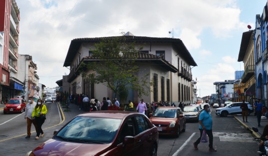 Mucha gente haciendo pagos, retiros y hasta empeños, se pudo ver en las calles del centro de Xalapa; esto a pesar de que las autoridades de Salud insisten en salir a lo más necesario. 