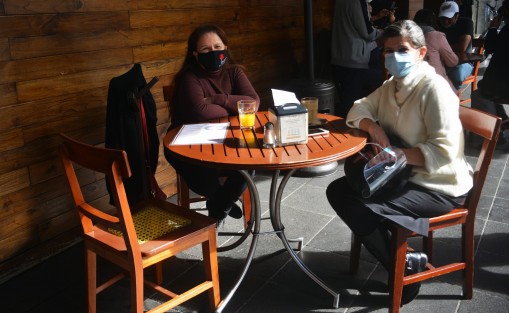 Mientras en el Café Parroquia,la ex-sindica única, Ivone Cisneros cafeteaba en horas de trabajo con la regidora VI, María Consuelo Niembro, en la mesa adjunta, integrantes de Morena mostraban inconformidad ante la posible  inclusión de Elizabeth Morales a dicho partido. 