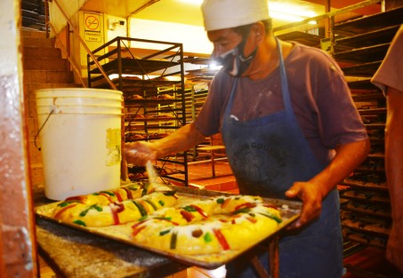 Don José Marcos Amaro, panadero, comenta que desde el 2 de enero se comenzó la producción de roscas de reyes, las cuales, en el establecimiento donde labora, van desde 95 pesos y hasta los 300  pesos dependiendo del bolsillo de cada quien. 