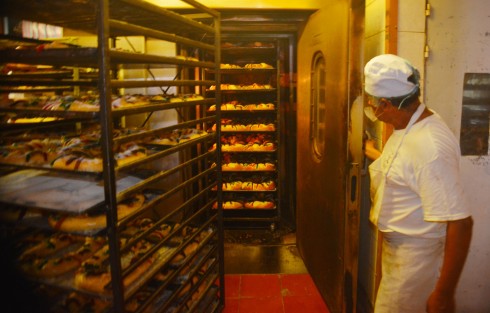 Don José Marcos Amaro, panadero, comenta que desde el 2 de enero se comenzó la producción de roscas de reyes, las cuales, en el establecimiento donde labora, van desde 95 pesos y hasta los 300  pesos dependiendo del bolsillo de cada quien. 