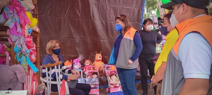 En Teocelo, con el objetivo de supervisar que se lleven a cabo las medidas sanitarias y ofrecer las facilidades para una jornada comercial  responsable, la Síndica Municipal, Zayra del Carmen Martínez y el Titular  de Comercio, Francisco Villa Carrera,  recorrieron el tianguis de reyes instalado en la calle Porfirio de la Cabecera Municipal. 