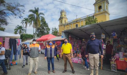 En Teocelo, con el objetivo de supervisar que se lleven a cabo las medidas sanitarias y ofrecer las facilidades para una jornada comercial  responsable, la Síndica Municipal, Zayra del Carmen Martínez y el Titular  de Comercio, Francisco Villa Carrera,  recorrieron el tianguis de reyes instalado en la calle Porfirio de la Cabecera Municipal. 
