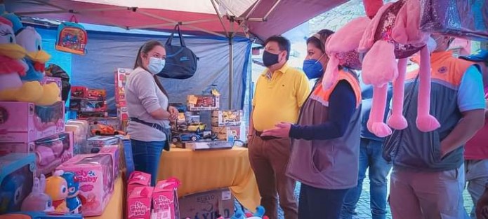 Durante el Recorrido en el que estuvieron presentes el Director de Protección Civil Teocelo, Sergio Sánchez Calte y el Inspector Serafín Batiza Averla, la Síndica Municipal conversó con comerciantes para organizar una jornada comercial segura, ordenada y apegada a los lineamientos sanitarios.