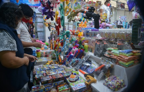 Tratando de cumplir con las medidas de sana distancia y sanitización se realiza como cada año la feria del juguete  en el deportivo ferrocarrilero de Xalapa; en esta ocasión hasta los reyes magos tuvieron que llevar cubrebocas.
