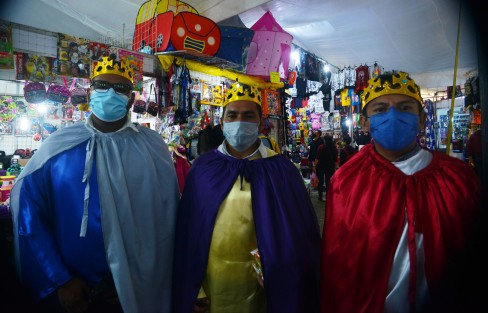 Tratando de cumplir con las medidas de sana distancia y sanitización se realiza como cada año la feria del juguete  en el deportivo ferrocarrilero de Xalapa; en esta ocasión hasta los reyes magos tuvieron que llevar cubrebocas.