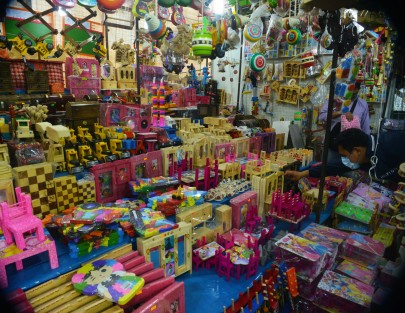 Al decir de los comerciantes se espera que hoy por la noche llegue  más gente por lo que los organizadores colocaron a jóvenes para medir temperatura y dar gel en la entrada del recinto y de la sana distancia cada quien se hace responsable.