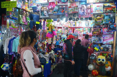 Al decir de los comerciantes se espera que hoy por la noche llegue  más gente por lo que los organizadores colocaron a jóvenes para medir temperatura y dar gel en la entrada del recinto y de la sana distancia cada quien se hace responsable.