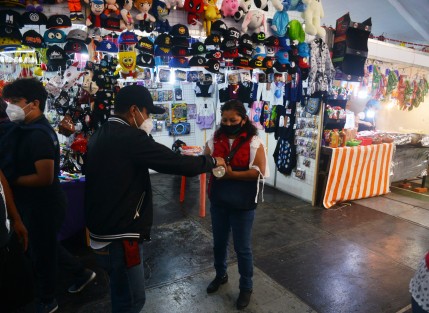 Al decir de los comerciantes se espera que hoy por la noche llegue  más gente por lo que los organizadores colocaron a jóvenes para medir temperatura y dar gel en la entrada del recinto y de la sana distancia cada quien se hace responsable.