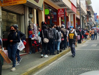 En las centro de la ciudad de Xalapa tiendas como casa Ahued, plaza Clavijero, Chedraui y deportes  las más visitadas por los reyes magos. Ojalá desinfecten todo antes de entregarle a los niños los regalos  para que todo salga bien.