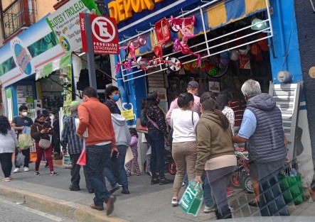 En las centro de la ciudad de Xalapa tiendas como casa Ahued, plaza Clavijero, Chedraui y deportes  las más visitadas por los reyes magos. Ojalá desinfecten todo antes de entregarle a los niños los regalos  para que todo salga bien.