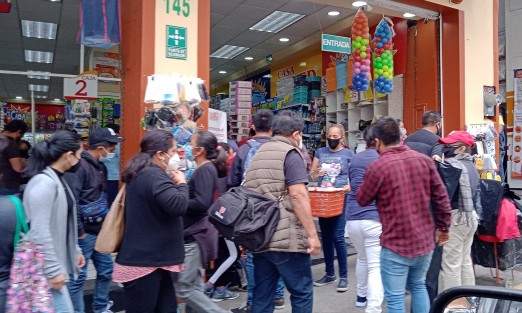 En las centro de la ciudad de Xalapa tiendas como casa Ahued, plaza Clavijero, Chedraui y deportes  las más visitadas por los reyes magos. Ojalá desinfecten todo antes de entregarle a los niños los regalos  para que todo salga bien.