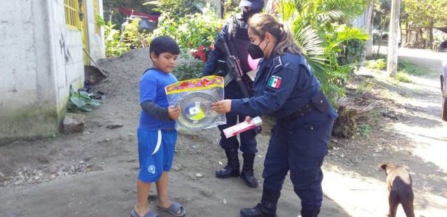 Policías Municipales de Tlapacoyan repartieron juguetes este 6 de enero, como apoyo a los Reyes Magos, quienes no pudieron llegar a todos los hogares. 