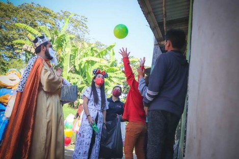En una jornada maratónica que concluyó hasta el anochecer, los reyes magos, el equipo DIF y personal del H. Ayuntamiento, recorrieron calles y colonias entregaron  juguetes; compartieron rosca de reyes,  y se tomaron fotografías  con personajes animados y payasos que acompañaron en la jornada. 