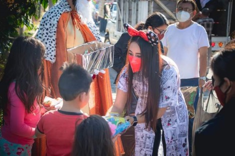 En una jornada maratónica que concluyó hasta el anochecer, los reyes magos, el equipo DIF y personal del H. Ayuntamiento, recorrieron calles y colonias entregaron  juguetes; compartieron rosca de reyes,  y se tomaron fotografías  con personajes animados y payasos que acompañaron en la jornada. 