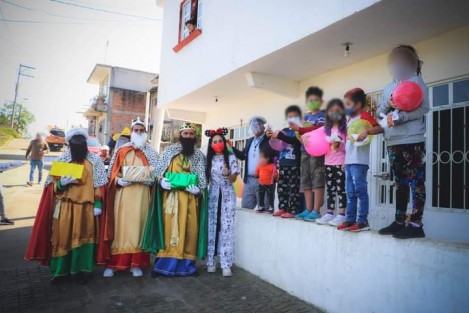 En una jornada maratónica que concluyó hasta el anochecer, los reyes magos, el equipo DIF y personal del H. Ayuntamiento, recorrieron calles y colonias entregaron  juguetes; compartieron rosca de reyes,  y se tomaron fotografías  con personajes animados y payasos que acompañaron en la jornada. 