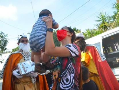En una jornada maratónica que concluyó hasta el anochecer, los reyes magos, el equipo DIF y personal del H. Ayuntamiento, recorrieron calles y colonias entregaron  juguetes; compartieron rosca de reyes,  y se tomaron fotografías  con personajes animados y payasos que acompañaron en la jornada. 