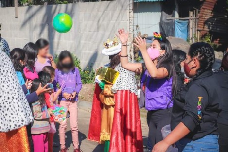 Siguiendo las medidas de prevención sanitarias, la presidenta del DIF Municipal Teocelo, Mara Chama Villa; la Síndica Municipal Zayra del Carmen Martínez, y la distinguida presencia de Nitzia Chama Villa,  recorrieron las calles de la Cabecera Municipal acompañadas por Melchor, Gaspar y Baltazar, en el inicio de la Celebración de Reyes,  logrando que en esta contingencia sanitaria los niños de la Tierra del Dios Tigre vivieran un día lleno de sorpresas.