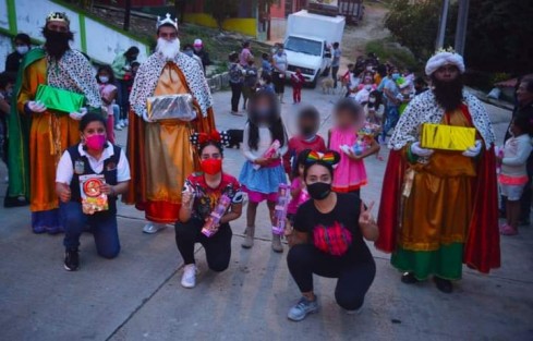 Siguiendo las medidas de prevención sanitarias, la presidenta del DIF Municipal Teocelo, Mara Chama Villa; la Síndica Municipal Zayra del Carmen Martínez, y la distinguida presencia de Nitzia Chama Villa,  recorrieron las calles de la Cabecera Municipal acompañadas por Melchor, Gaspar y Baltazar, en el inicio de la Celebración de Reyes,  logrando que en esta contingencia sanitaria los niños de la Tierra del Dios Tigre vivieran un día lleno de sorpresas.