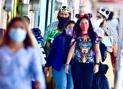 Siguiendo las medidas de prevención sanitarias, la presidenta del DIF Municipal Teocelo, Mara Chama Villa; la Síndica Municipal Zayra del Carmen Martínez, y la distinguida presencia de Nitzia Chama Villa,  recorrieron las calles de la Cabecera Municipal acompañadas por Melchor, Gaspar y Baltazar, en el inicio de la Celebración de Reyes,  logrando que en esta contingencia sanitaria los niños de la Tierra del Dios Tigre vivieran un día lleno de sorpresas.